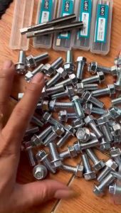 Ốc 9 ly cấy để chân xe máy khắc phục trờn ren