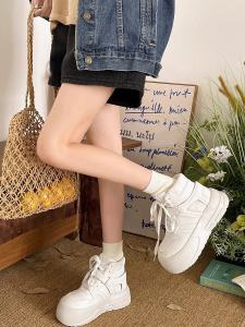 รองเท้าผ้าใบสีขาวพื้นหนาสำหรับผู้หญิง ฤดูใบไม้ร่วง 2024 รองเท้าสปอร์ตลำลองสไตล์เกาหลี ทรงหัวมน พื้นยาง ส้นกลาง