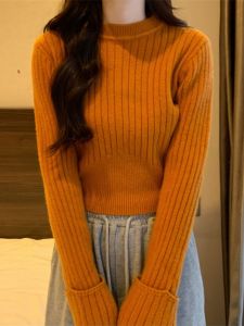 เสื้อสเวตเตอร์คอตั้งสีส้มสับปะรดสั้นฤดูใบไม้ร่วง 2024 เสื้อสเวตเตอร์คอตั้งทรงหลวมแขนยาวปกติสำหรับผู้หญิง