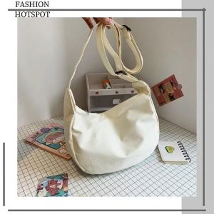 Nqshop สินค้าแนะนำ กระเป๋าสะพายไหล่แฟชั่น สีสวยสดใส จุของได้เยอะมาก มีให้เลือกหลากสี สายปรับระดับได้ พกพาสะดวก สะพายได้หลายโอกาส สะพายได้ทั้งชายและหญิง จัดเลยย