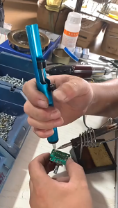 Cây hút chì hàn thiếc hàn mini tháo chân linh kiện (Màu sắc ngẫu nhiên)