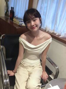 เสื้อยืดแขนกุดคอวีสีขาวสำหรับผู้หญิงในช่วงฤดูร้อน เสื้อผ้าทำงานสไตล์เกาหลีทรงเข้ารูป ลายสีพื้น ผ้าฝ้ายผสม