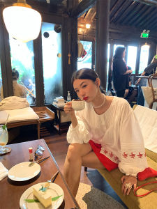 เสื้อเชิ้ตแขนยาวผู้หญิงทรงหลวมสไตล์ฤดูใบไม้ร่วงปี 2025 ดีไซน์ใหม่ ผ้าฝ้าย ลายดอกไม้ ปกกลม กระดุม