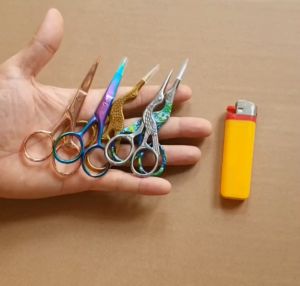 (SIÊU HOT) KÉO INOX HÌNH CON CÒ ĐƯỢC ĐÚC MẠ MÀU GIA NHIỆT NÊN HOA VĂN VÀ HOẠ TIẾT RẤT BỀN THEO THỜI GIAN