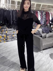 เสื้อยืดคอกลมแขนยาวผ้ากำมะหยี่สีดำสำหรับผู้หญิง เสื้อเชิ้ตคอวีลายลูกไม้ผสมผ้ากำมะหยี่สไตล์ฝรั่งเศส แฟชั่นฤดูหนาว