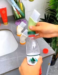 MULTIFUNCTIONAL CLEANING BRUSH THAT CAN BE CONNECTED TO A MINERAL WATER BOTTLE