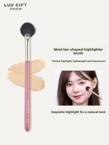 Matte Woolen Highlight Brush Fan Shape Blending Cheekbone Concealer Brush Long Handle Makeup Brush for Facial Highlighting