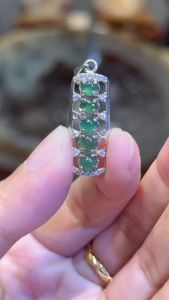 🔮天然缅甸翡翠玉吊坠 ➡️步步高升🪜(925silver银)框边+小碎钻  高: 2.3cm 宽: 1cm 厚度: 0.4cm 重: 1.5g