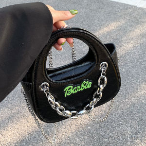 กระเป๋าสะพายข้างผ้าไนลอนสีดำ ทรงสี่เหลี่ยมเล็ก ดีไซน์เก๋ไก๋ กระเป๋าสะพายข้างแบบสะพายไหล่ข้างเดียว กระเป๋าสะพายข้างแบบมีสายโซ่