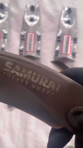 เคียวซามูไรรุ่นงานหนัก Samurai Heavy Duty วัสดุในการผลิตเคียวทางเราเป็นผู้กำหนด คมไฟเคียวหนา 1 นิ้ว องศาเคียวไม่เหมือนของเดิม เป็นองศาที่เราให้ทางโรงงานตั้งมาใหม่ เพราะจะเหมาะกับทั้งปาล์มสูงเเละต่ำ