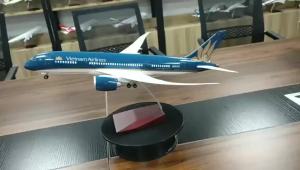 1/130 Large Scale 43cm Vietnam Airways B787 Diecast Resin Airplane Model Kit with Landing Gear Wheel for Collection Display