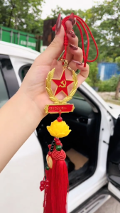 Khánh treo xe ô tô bông sen 5 cánh kèm bông lúa mạ vàng hai mặt trang trí xe ý nghĩa