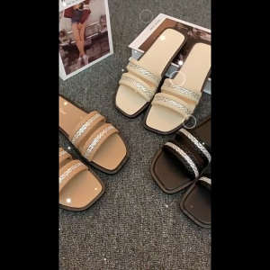 See.Ya รองเท้าแตะลำลองสำหรับผู้หญิง ดีไซน์สไตล์ชาแนล สไตล์เอาท์ดอร์สำหรับผู้หญิง พื้นนุ่ม น้ำหนักเบาและลำลอง หัวเหลี่ยมประดับคริสตัลแบบทันสมัย ​​รองเท้าผู้หญิง