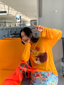 เสื้อยืดแขนยาวสีเหลืองลายพิมพ์ผ้าไหมสำหรับผู้หญิง ฤดูใบไม้ผลิ 2025 ดีไซน์ใหม่ เสื้อยืดคอตตอนสไตล์เกาหลีหลวมๆ