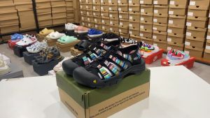 รองเท้าแตะลำลอง KE--EN NEWPORT H2 สีดำเรนโบว์ สําหรับผู้ชาย และผู้หญิง การันตรีคุณภาพ