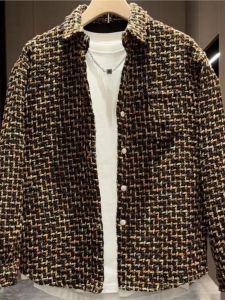 เสื้อเชิ้ตคอปกปิดสไตล์สตรีทสำหรับผู้ชาย ฤดูใบไม้ร่วง 2024 ทรงหลวม แขนยาว ปกติ กระดุม ผ้าฝ้าย ลายสก็อต แฟชั่น