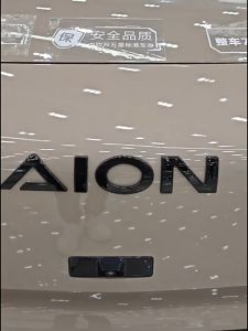 ZLWR  AION V โลโก้รถ ไม่ต้องถอดฝาครอบ โลโก้ด้านหน้าและด้านหลังสีดำ อุปกรณ์ตกแต่งรถนักรบสีดำ อุปกรณ์เสริมรูปลักษณ์ที่ดัดแปลง