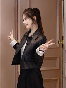 เสื้อแจ็คเก็ตหนังสั้นสไตล์อเมริกัน ดีไซน์เข้ารูป ทรงหลวม แขนยาว ปกติ ฤดูใบไม้ผลิ 2025 เสื้อคลุมกันหนาวแบบลำลองสำหรับผู้หญิง