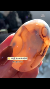 ☀️ When sunlight hits it 💥 absolutely stunning! 🍯 Mini Orange-Honey Agate Geode🍯 橘蜜色小玛瑙洞 Mini Agate geode 水晶就是有不同彩光下的变化