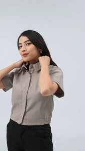 ESROCTE Belle Top | Kemeja Katun Twill Slim Fit Semi Crop Lengan Pendek With Rubber Wanita – S-XL