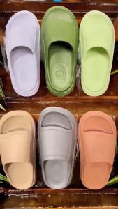 Hello Polo รองเท้าแตะ รองเท้าแตะผู้หญิง ส้นหนา 3.5 ซม รองเท้านิ่มเหมือนเหยียบอึ กันลื่น รองเท้าแตะลําลองผู้หญิง เหมาะกับฤดู HP8003W