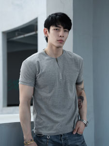 เสื้อยืดคอกลมแขนสั้นผู้ชาย ทรงพอดีตัว ลายตาราง ทรงหลวม ผ้าผสมโพลีเอสเตอร์ คอตตอน ไนลอน สำหรับใส่ไปเที่ยวในชีวิตประจำวัน