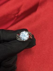 Diamcity: Cincin Mewah Wanita dengan Moissanite 5 Karat & Delapan Hati & Delapan Panah