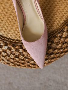 รองเท้าส้นสูงสีชมพู เรียบหรู ส้นแหลม นุ่ม หนัง รองเท้าแต่งงานแบบสวมสําหรับผู้หญิง ทันสมัย ฤดูใบไม้ผลิ ฤดูร้อน สินค้าใหม่