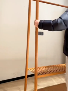 ชั้นวางเสื้อผ้าชั้นวางของใช้ในครัวเรือนชั้นวางเสื้อผ้าชั้นวางเสื้อผ้าห้องนอนยืนเสาสไตล์เรียบง่าย