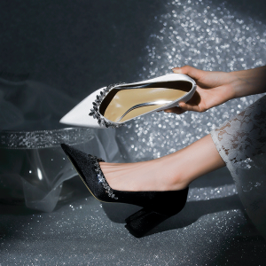 รองเท้าส้นสูงสไตล์ฝรั่งเศสสำหรับผู้หญิง รองเท้าแต่งงานส้นหนาประดับเพชรสีขาว ดีไซน์เก๋ไก๋ไม่เจ็บเท้า รองเท้าแต่งงาน