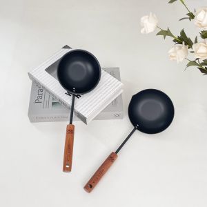 กระทะเหล็กขนาดเล็กสไตล์ญี่ปุ่น ด้ามยาวทำจากไม้ ป้องกันความร้อน ไม่ต้องเคลือบ ใช้ในครัวเรือน ช้อนเทน้ำมันแบบมือถือ
