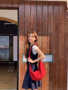 กระเป๋าใส่ของออกกำลังกายสีแดงสไตล์ญี่ปุ่นขนาดใหญ่ กระเป๋าสะพายข้างแบบลำลอง ทรงสี่เหลี่ยมจัตุรัส สไตล์สปอร์ต เทรนด์ใหม่