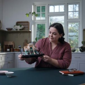 LEGO Icons 10362 French Café (1101 Potongan) Mainan Susunan Balok (18 Tahun+)