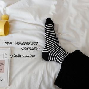 ถุงเท้าผ้าฝ้ายแท้กลางน่องสีดําสีขาวลายสําหรับผู้หญิง Moisture Wicking สไตล์เรียบง่ายเข่าความยาวรูปแบบ Jacquard