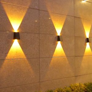 Đèn led hắt tường năng lượng mặt trời treo gắn ngoài trời sân vườn kháng nước nhiều màu sắc