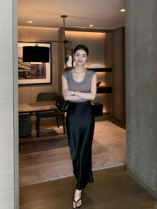 กระโปรงยาวผ้าซาตินเอวสูงสไตล์เกาหลีสำหรับผู้หญิงในช่วงฤดูร้อนปี 2025 กระโปรงยาวคลุมเข่าทรงเอสีพื้น