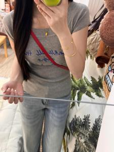 เสื้อยืดแขนสั้นผู้หญิงสไตล์เกาหลีช่วงไหล่สีเทา ทรงสลิมฟิต ดีไซน์ถัก เสื้อตัวบนคอวี แฟชั่นฤดูร้อน ผ้าฝ้ายผสมโพลีเอสเตอร์