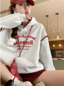 เสื้อแจ็คเก็ตสเวตเตอร์มีฮู้ดแบบลำลองพิมพ์ลายปักสีแดง ทรงหลวม หนา สำหรับผู้หญิง เสื้อผ้าทำงานสไตล์เกาหลี ฤดูใบไม้ร่วง 2024