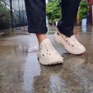 GIÀY NAM SIÊU NHẸ ĐI MƯA PHÔM LỚN LÙI 1 SIZE