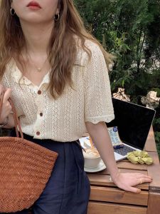 เสื้อคาร์ดิแกนแขนสั้นถักไหมน้ำแข็งหลวมๆ สำหรับผู้หญิง ดีไซน์ฝรั่งเศส ทรงเข้ารูป ช่วงไหล่เปิด เสื้อตัวบนบางๆ สำหรับฤดูร้อน