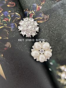 กระดุมโลหะประดับเพชรเนื้อสัมผัสหรูหรา กระดุมตกแต่งสำหรับเสื้อโค้ท เสื้อโค้ทขนสัตว์ เสื้อเชิ้ตแบบยูนิเซ็กซ์ กระดุมตกแต่งแบบอเนกประสงค์