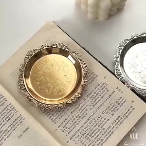 ส่งจากกทม！ขนาด4นิ้ว/10CM ที่วางแก้ว จานเทียน จานโลหะ ลายดอกไม้ สไตล์ยุโรป สำหรับวางสลัด ขนม 2สีให้เลือก อเนกประสงค์