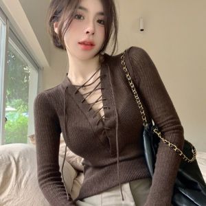 เสื้อถักแขนยาวทรงสลิมฟิตเซ็กซี่สำหรับผู้หญิงในช่วงต้นฤดูใบไม้ผลิ ผ้าไหมเนื้อบาง คอวี ดีไซน์เก๋ไก๋ สไตล์เกาหลี