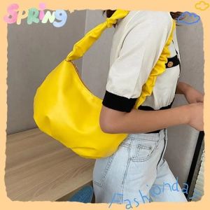 LKShoes พร้อมส่ง จากไทย กระเป๋าแฟชั่นสะพายข้าง สำหรับผู้หญิง ดีเทลจับจีบน่ารัก ละมุนมาก วัสดุหนัง PU กันน้ำ คุณภาพดี น้ำหนักเบา เวลาใช้งานคือไม่หนัก สาวๆห้ามพลาด มันโฮ่งมากก