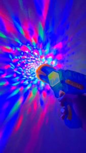 ของเล่นเด็ก ปืนแสงไฟของเล่น ปืนเด็กเล่น มีแสงเลเซอร์ มีเสียง มีไฟ ปืนฉายแสง สร้างเสริมพัฒนาการและการมองของเด็ก สินค้าพร้อมส่ง