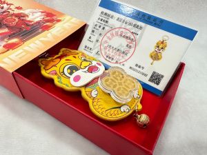 พวงกุญแจมังกร ปี 2567 หมุนได้จริง พร้อมกล่องของขวัญ และการ์ด ของขวัญ ของชำร่วยมงคล ห้อยกระเป๋า กุญแจรถ ปีมังกร2567