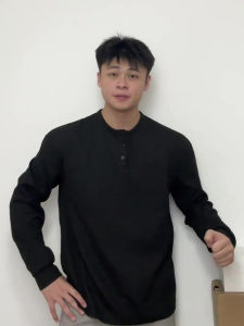 เสื้อยืดคอกลมแขนยาวสีดำสไตล์อเมริกันย้อนยุคสำหรับผู้ชาย เสื้อคลุมกันหนาวแบบสวมหัวทรงหลวมๆ สำหรับฤดูใบไม้ร่วง