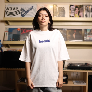 HEADS - Pitch Logo Tee White | Kaos Graphic Lengan Pendek Pria/Wanita Heavyweight Boxy Fit 16s