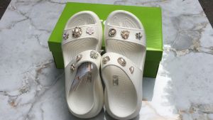 CROCS - Dép lê  Crush 2 quai đế cao mới cho nữ mẫu mới 2023 màu trắng TAT9 - bản đính 14 jibit 3d siêu đẹp hàng hiếm