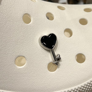 เพชร Studded รองเท้าอุปกรณ์เสริมสําหรับผู้หญิงอินเทรนด์ DIY ชิ้นส่วนที่ถอดออกได้ Crocs รองเท้า Embellishments โลหะทองรู้สึก